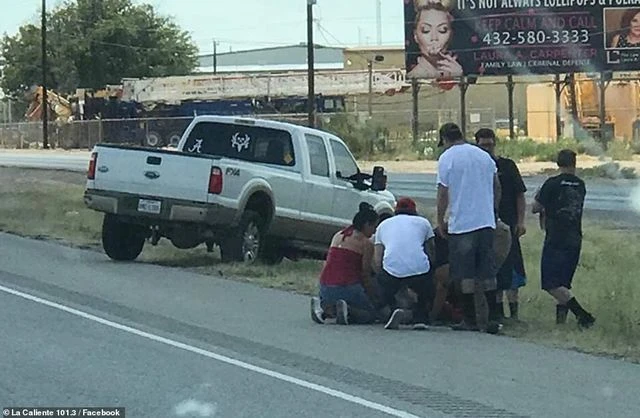 Người dân giúp một nạn nhân bị thương sau vụ xả súng tại Texas. Ảnh: DAILYMAIL