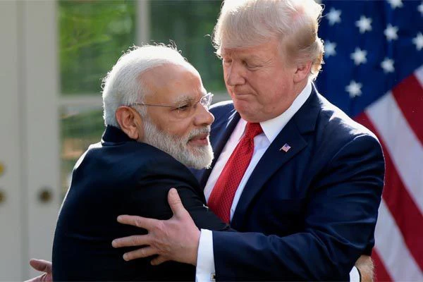 Tổng thống Mỹ Donald Trump chào đón Thủ tướng Ấn Độ Modi (trái) thăm Nhà Trắng. Ảnh: AP
