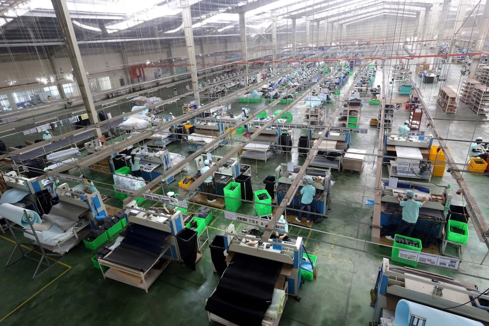 Dây chuyền sản xuất giày dép xuất khẩu tại Công ty TNHH Midori Safety Footwear Việt Nam, vốn đầu tư của Nhật Bản tại KCN Điện Nam - Điện Ngọc (Quảng Nam). Ảnh: TTXVN