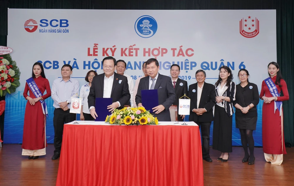 Ông Vương Chí Hòa – Phó Chủ tịch Hội Doanh nghiệp Quận 6 (bên trái) và Ông Bùi Anh Dũng – Phó TGĐ phụ trách Khối Doanh nghiệp SCB ký kết thỏa thuận hợp tác.