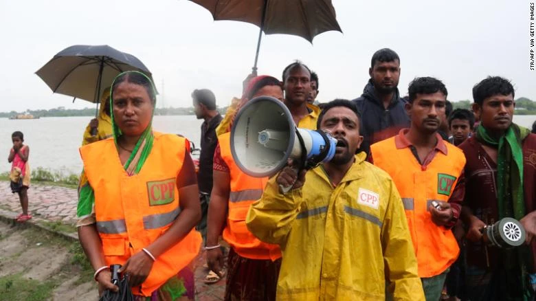 Bangladesh vận động người dân đến nơi tránh bão an toàn. Nguồn: TTXVN