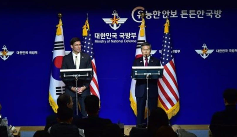 Bộ trưởng Quốc phòng Hàn Quốc Jeong Kyeong-doo (phải) và người đồng cấp Mỹ Mark Esper tại cuộc họp báo sau Hội nghị Tham vấn An ninh (SCM) lần thứ 51 ở Seoul ngày 15-11-2019. Ảnh: TTXVN