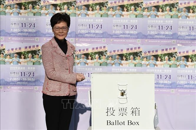 Trưởng Khu hành chính đặc biệt Hong Kong (Trung Quốc) Lâm Trịnh Nguyệt Nga bỏ phiếu bầu các thành viên Hội đồng cấp quận tại điểm bầu cử ở Hong Kong ngày 24-11-2019. Ảnh: TTXVN