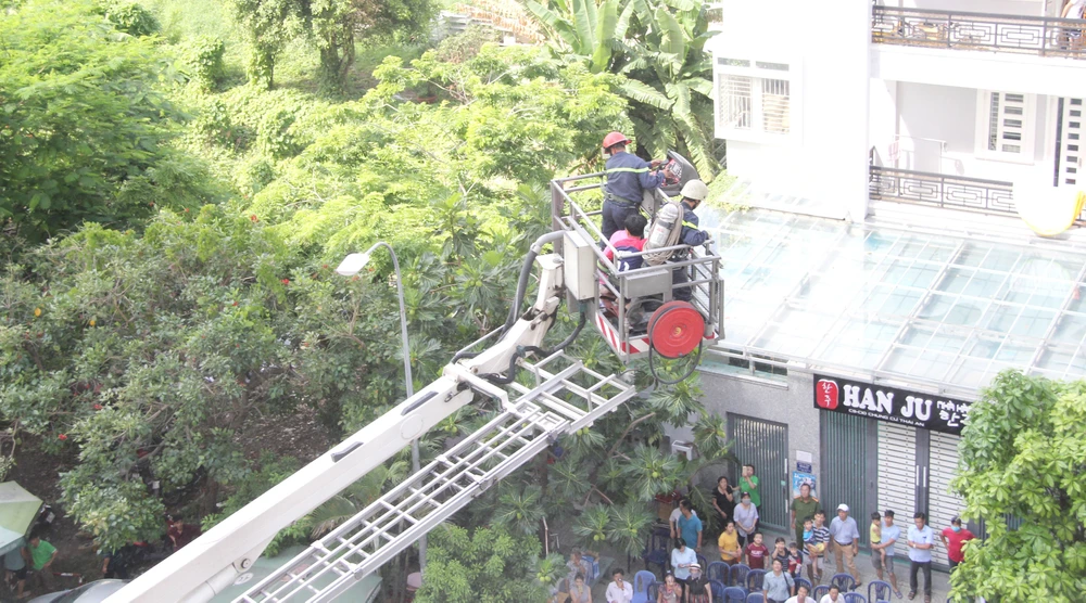 Lực lượng PCCC triển khai xe thang cứu người trên các tầng cao