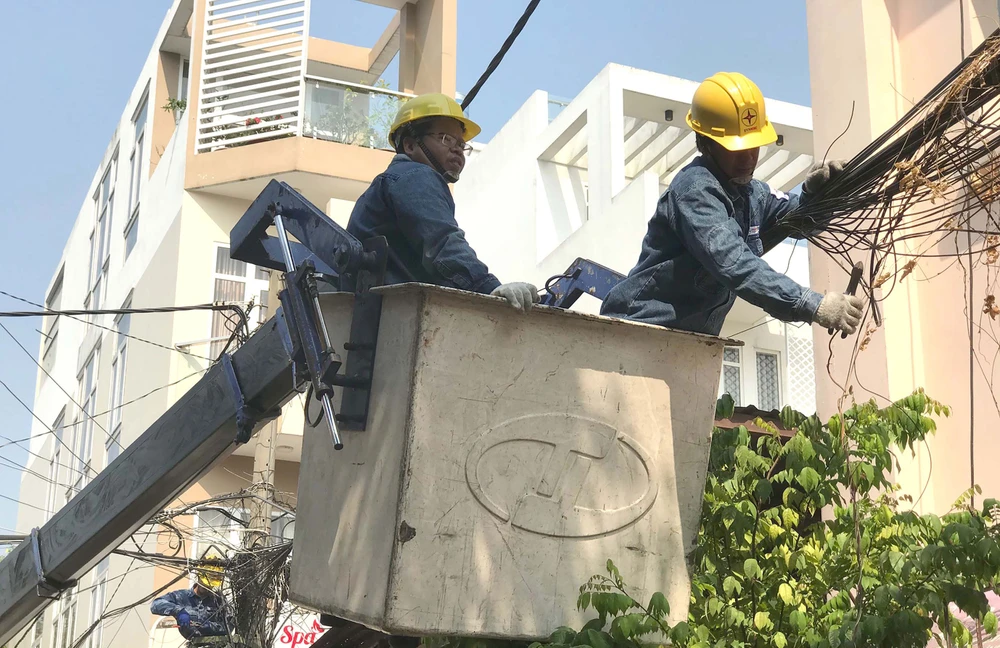 Nhân viên điện lực sửa chữa, bó gọn lại hệ thống điện tại hẻm 1163 Lê Đức Thọ (phường 13 quận Gò Vấp)