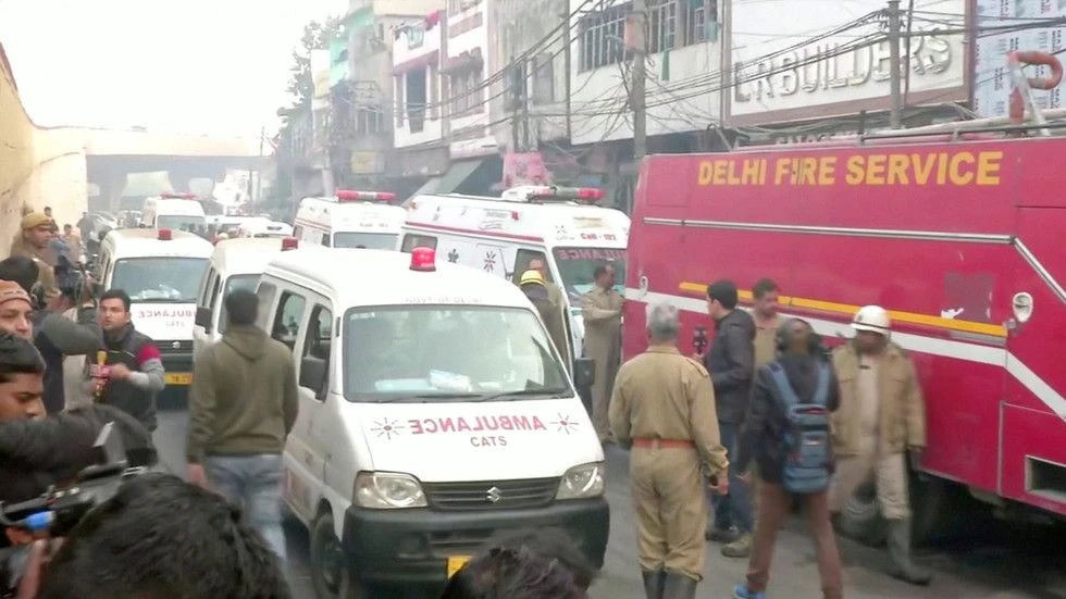 Xe cứu hỏa và cứu thương được huy động tới hiện trường vụ cháy nhà máy ở New Delhi. Ảnh: REUTERS 
