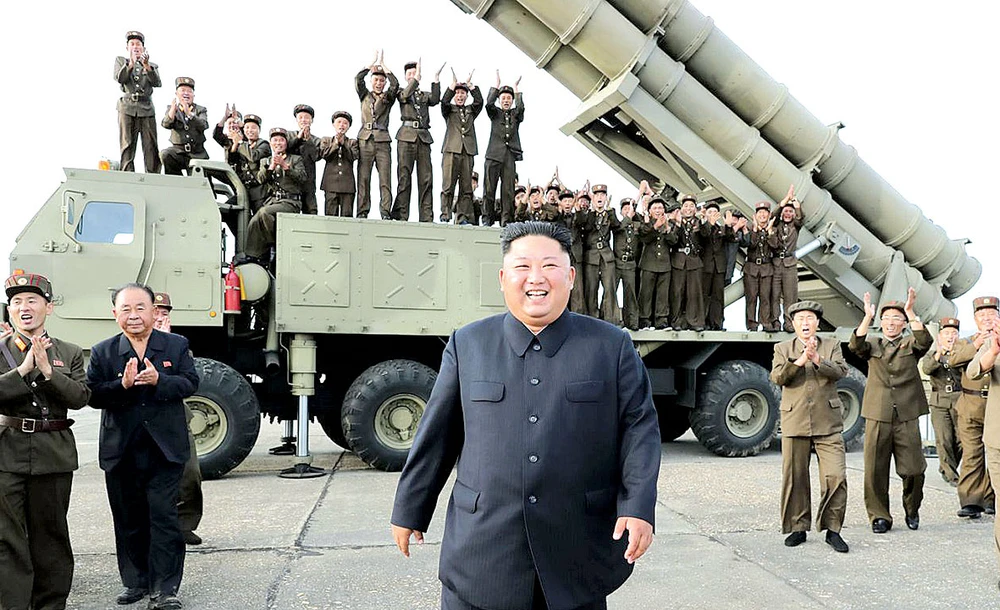 Nhà lãnh đạo Triều Tiên Kim Jong-un giám sát một vụ thử vũ khí trong năm 2019 