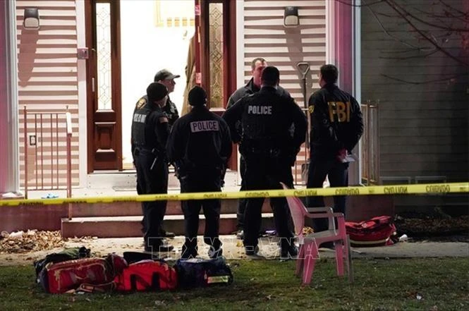 Cảnh sát điều tra tại hiện trường vụ tấn công bằng dao ở New York, Mỹ. Ảnh: TTXVN