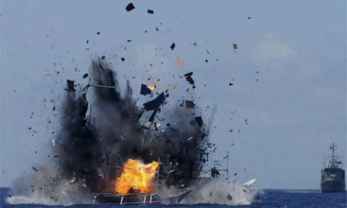 Indonesia cho nổ tung tàu cá nước ngoài hoạt động trái phép tại vùng biển nước này hồi năm 2015. Ảnh: REUTERS