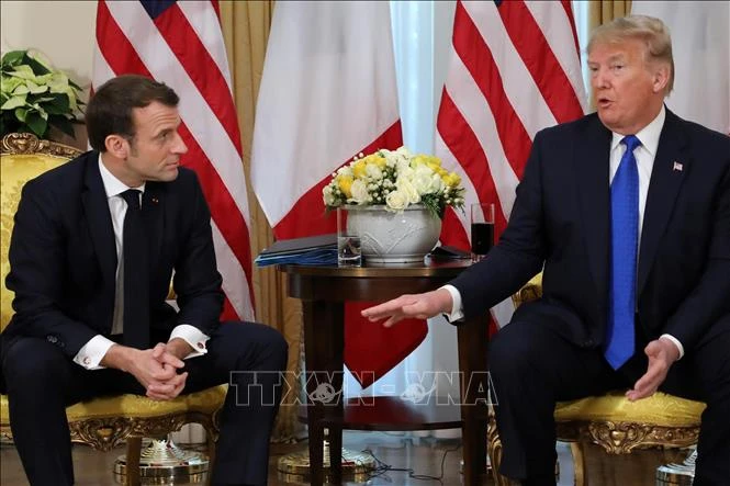 Tổng thống Pháp Emmanuel Macron (trái) và Tổng thống Mỹ Donald Trump trong cuộc gặp tại London, Anh, ngày 3-12-2019. Ảnh: TTXVN