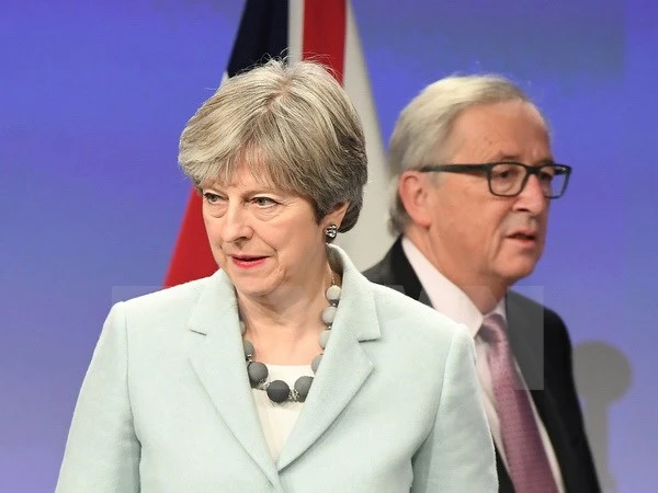 Thủ tướng Anh Theresa May (trái) và Chủ tịch Ủy ban Châu Âu Jean-Claude Juncker trong một cuộc gặp tại Brussels (Bỉ). (Nguồn: TTXVN