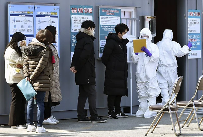 Số ca nhiễm COVID-19 đã tăng đột biến trong vài ngày qua ở Hàn Quốc. Ảnh: AP
