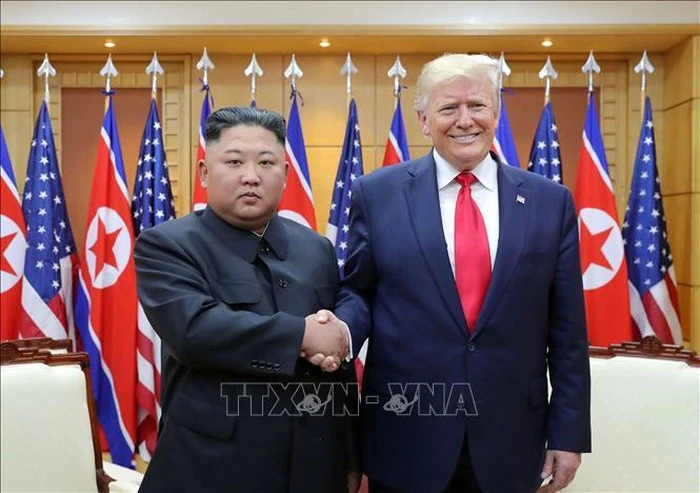 Nhà lãnh đạo Triều Tiên Kim Jong-un (trái) và Tổng thống Mỹ Donald Trump (phải) trong cuộc gặp tại Khu phi quân sự ở biên giới liên Triều ngày 30-6-2019. Nguồn: TTXVN