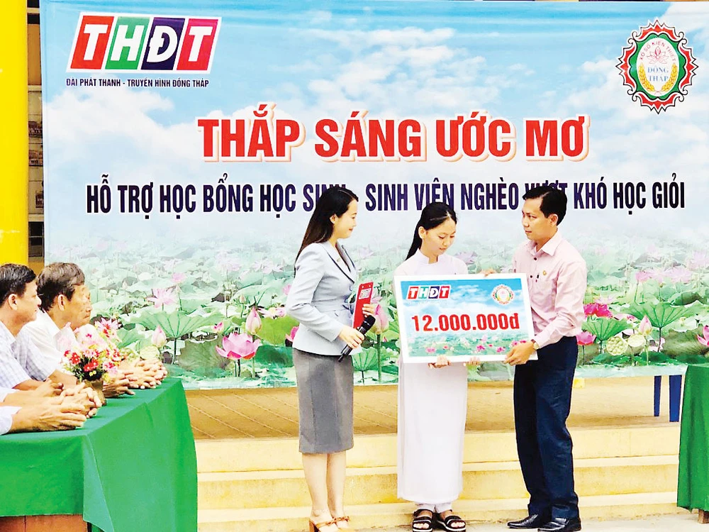 Công ty TNHH MTV Xổ số kiến thiết Đồng Tháp trao học bổng “Thắp sáng ươc mơ” tại huyện Châu Thành