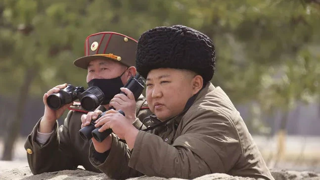 Chủ tịch Kim Jong-un thị sát một cuộc diễn tập. Nguồn: AP