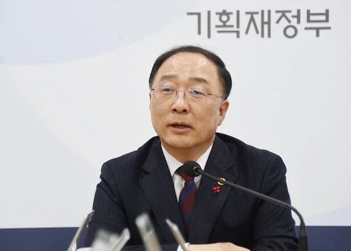 Phó Thủ tướng Hong Nam-ki kêu gọi sự đồng lòng, hợp sức của khối nhà nước và tư nhân nhằm giảm thiểu thiệt hại kinh tế từ dịch Covid-19. Nguồn: PULSENNEWS