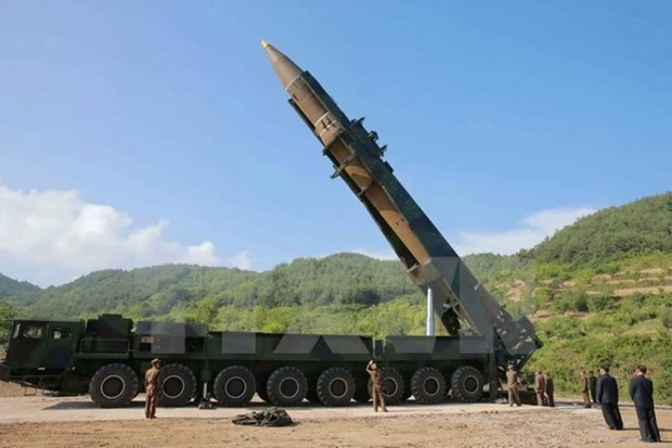 Tên lửa đạn đạo liên lục địa Hwasong-14 chuẩn bị được phóng thử tại một địa điểm bí mật ở Triều Tiên. Nguồn: TTXVN