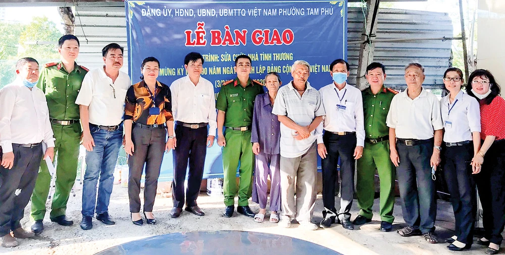 Cán bộ, chiến sĩ công an phường Tam Phú, quận Thủ Đức đóng góp sửa nhà tình thương cho một hộ nghèo trong phường