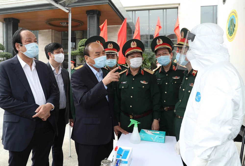 Thủ tướng Nguyễn Xuân Phúc kiểm tra tại xe xét nghiệm cơ động, Viện Y học dự phòng Quân đội Ảnh: TTXVN