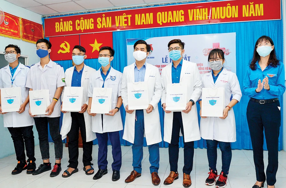 Ra mắt các đội hình sinh viên y khoa hỗ trợ công tác phòng chống dịch Covid-19. Ảnh: VIỆT DŨNG 