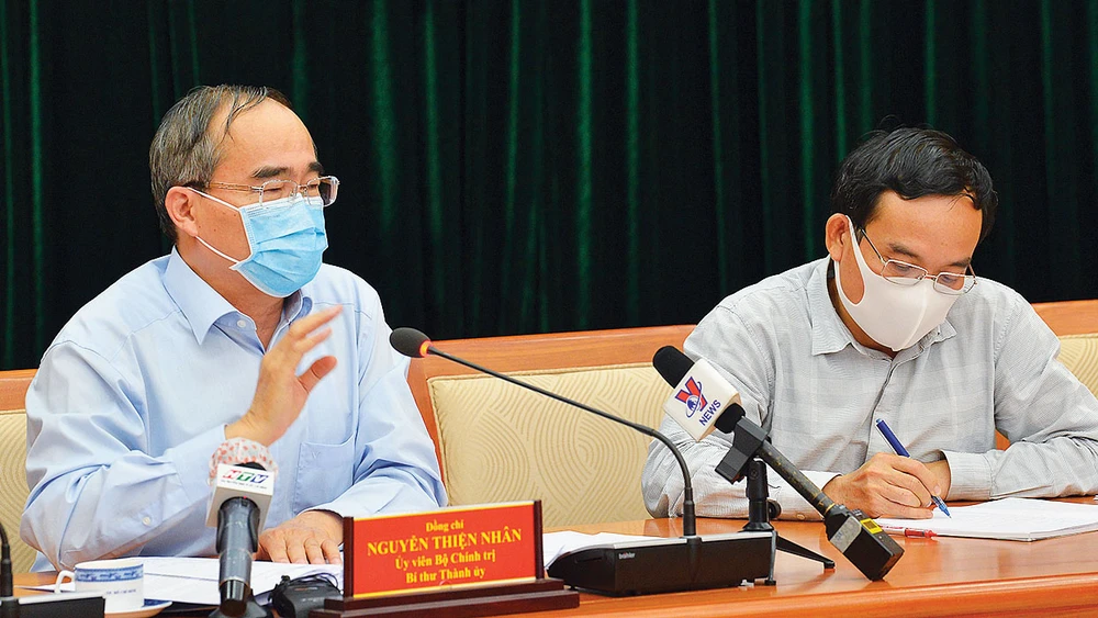 Bí thư Thành ủy TPHCM Nguyễn Thiện Nhân phát biểu tại cuộc họp giao ban trực tuyến về phòng chống dịch Covid-19. Ảnh: VIỆT DŨNG 