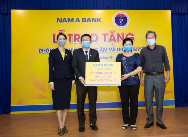 Ông Hoàng Việt Cường – Phó Tổng Giám đốc kiêm Chủ tịch Công đoàn Nam A Bank trao tặng 2 phòng cách ly áp lực âm và 40 giường y tế cho đại diện Sở Y tế TPHCM