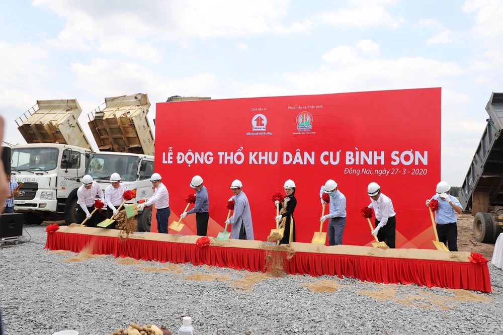 Ban lãnh Kim Oanh Group cùng đại diện các đối tác thực hiện nghi thức lễ động thổ dự án khu dân cư Bình Sơn
