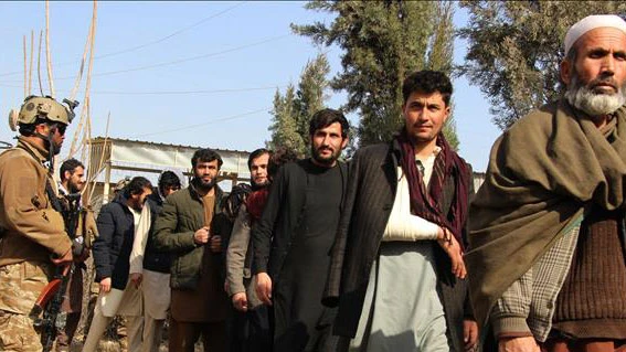 Binh sĩ Afghanistan áp giải các tay súng Taliban bị bắt giữ tại Kunduz, ngày 10-2-2020. Ảnh: TTXVN