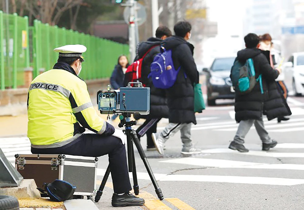 Cảnh sát Hàn Quốc theo dõi tốc độ phương tiện giao thông tại khu vực trường học