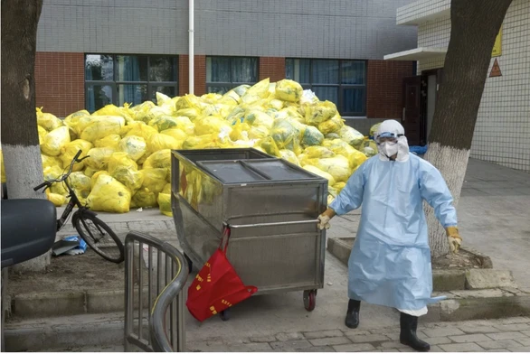 Một công nhân vệ sinh xử lý rác thải y tế tại một bệnh viện ở Thành phố Vũ Hán, Trung Quốc. Ảnh: XINHUA