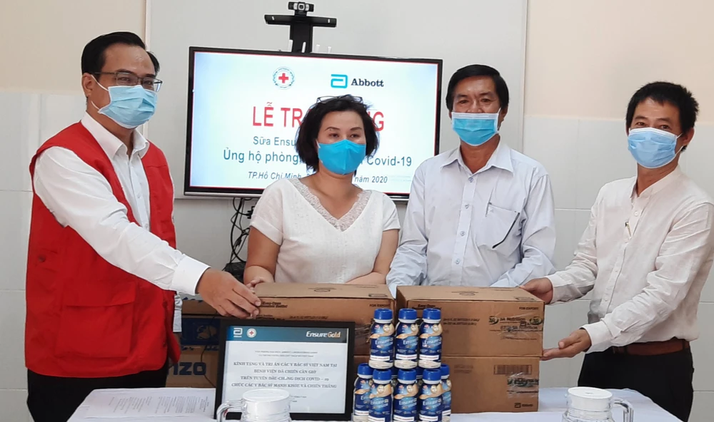 Cơ quan đại diện phía Nam - Hội Chữ thập đỏ Việt Nam tổ chức thăm và tặng đội ngũ y bác sĩ nơi tuyến đầu phòng, chống dịch Covid-19 tại huyện Cần Giờ 
