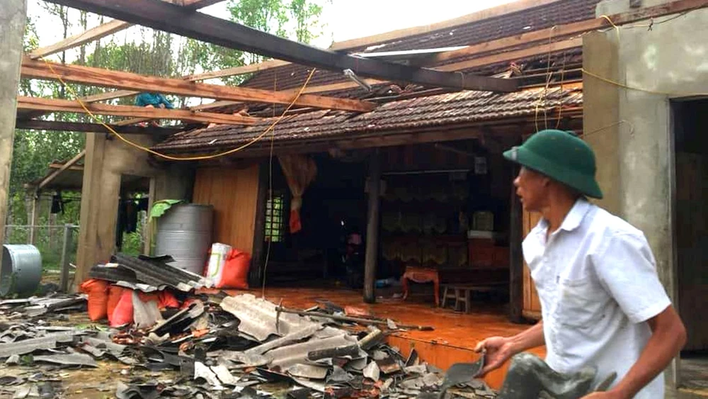 Tập trung giúp dân khắc phục hậu quả lốc xoáy ở Hà Tĩnh