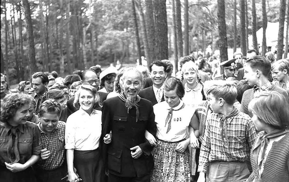 Bác Hồ với các thành viên của Đội Thiếu niên Tiền phong Đông Đức, năm1957 Ảnh: Sturm Horst / Creative Common