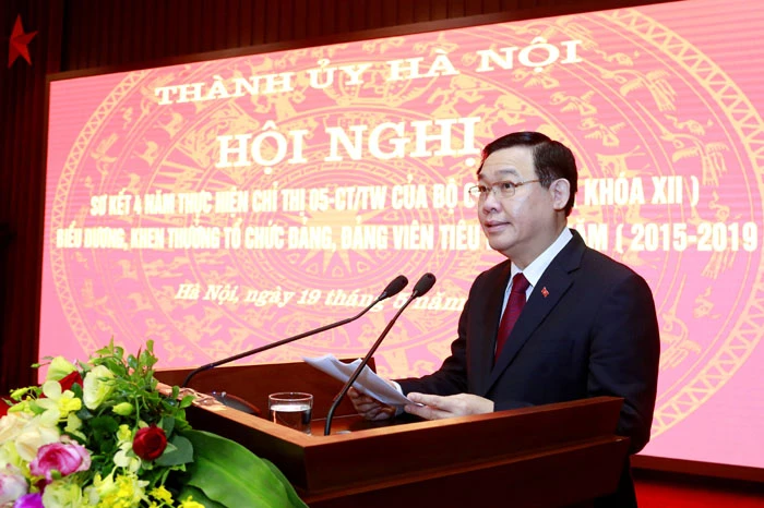 Bí thư Thành ủy Hà Nội Vương Đình Huệ phát biểu kết luận hội nghị 