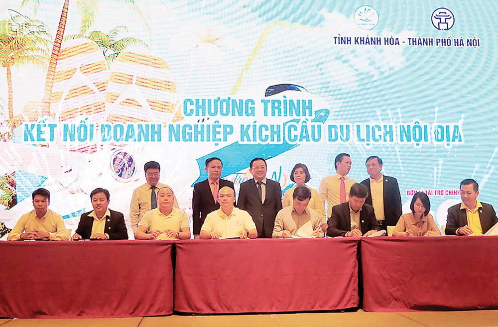 Lễ ký kết hợp tác kích cầu du lịch nội địa Ảnh: vietnamtourism.gov.vn