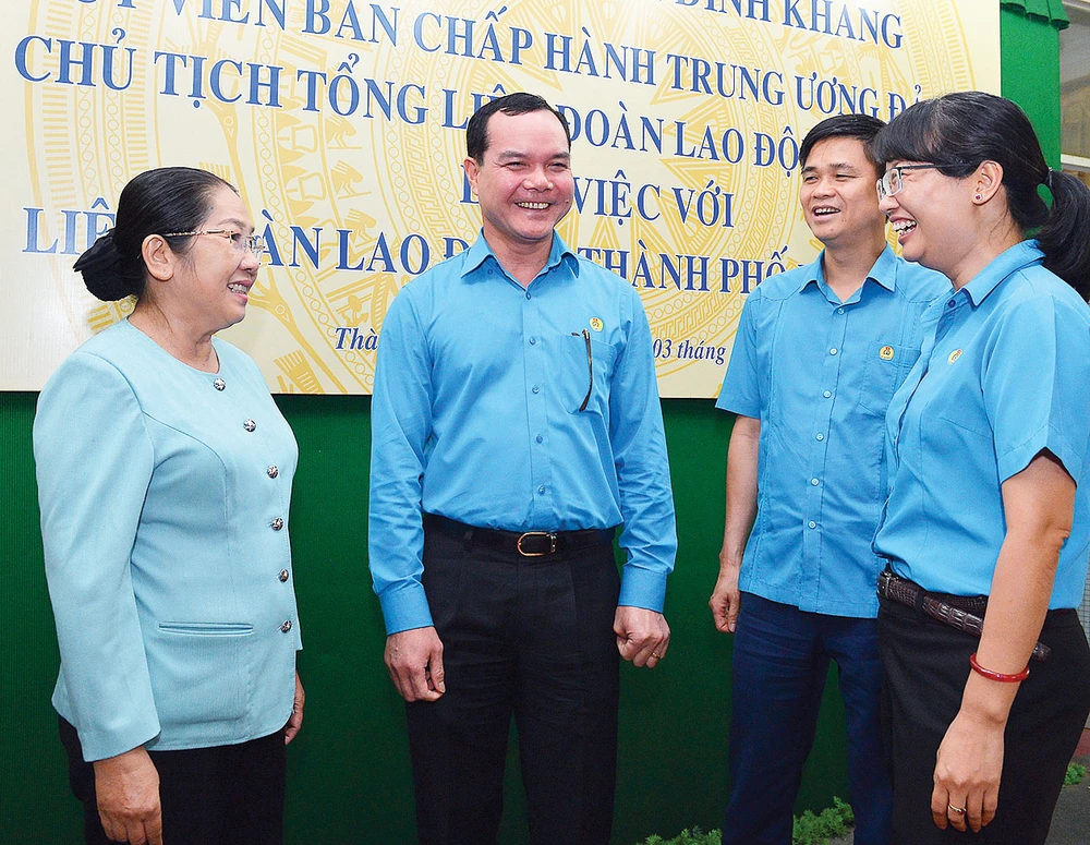 Phó Bí thư Thành ủy TPHCM Võ Thị Dung trao đổi cùng các đại biểu. Ảnh: VIỆT DŨNG
