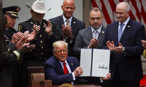 Tổng thống Donald Trump vừa ký sắc lệnh cải tổ hoạt động của ngành cảnh sát. Ảnh: REUTERS