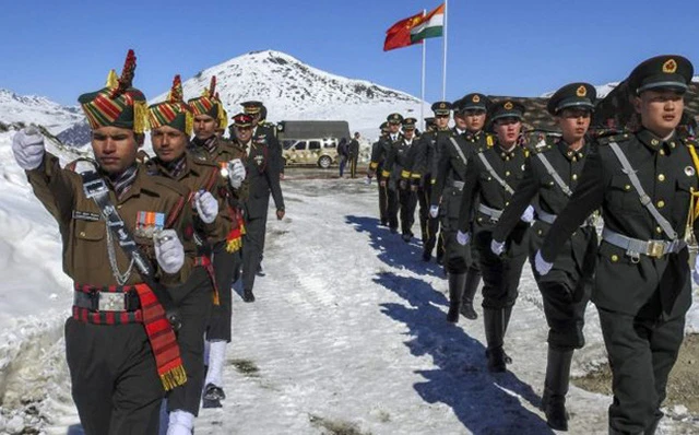 Binh sĩ Ấn Độ (trái) và Trung Quốc tại khu vực biên giới. Ảnh: PTI