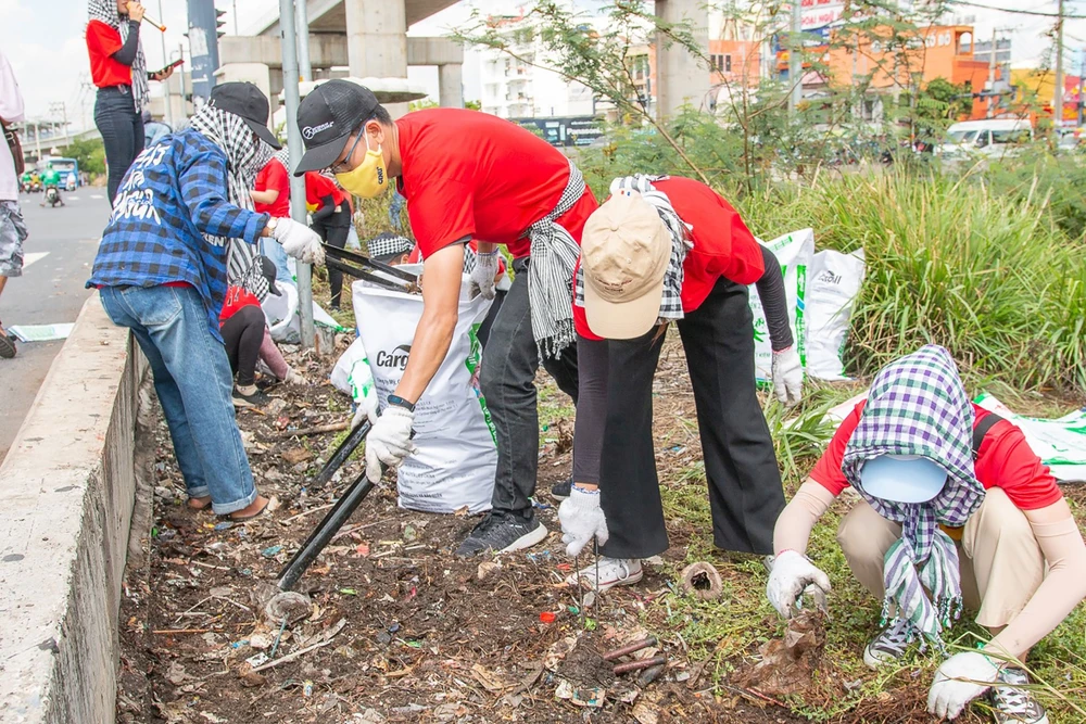 Nhóm bạn trẻ yêu môi trường “Cộng đồng xanh Việt Nam” tham gia dọn rác tại TPHCM. Ảnh: BÙI ANH TUẤN