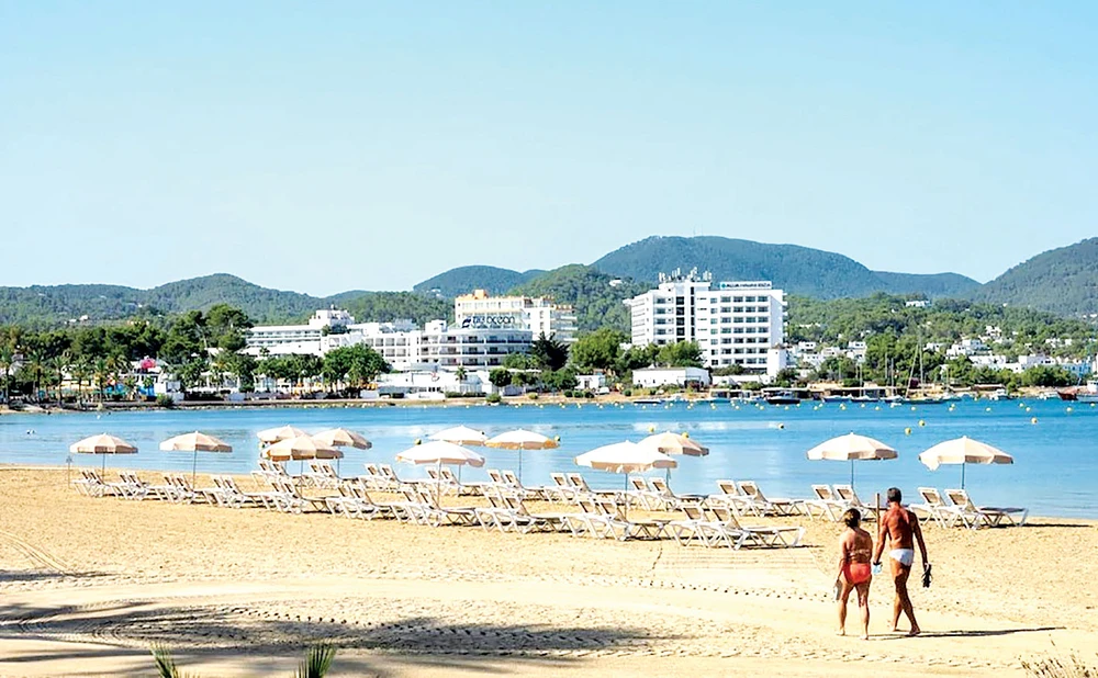 Bãi biển vắng khách tại Ibiza, Tây Ban Nha, do Covid-19