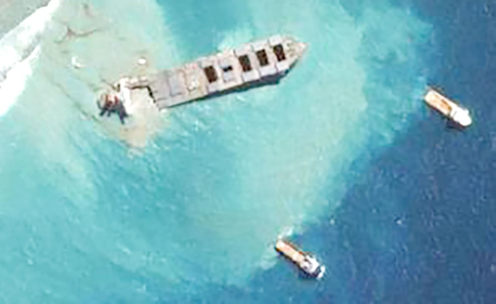 Hình ảnh từ vệ tinh cho thấy con tàu bắt đầu gãy đôi