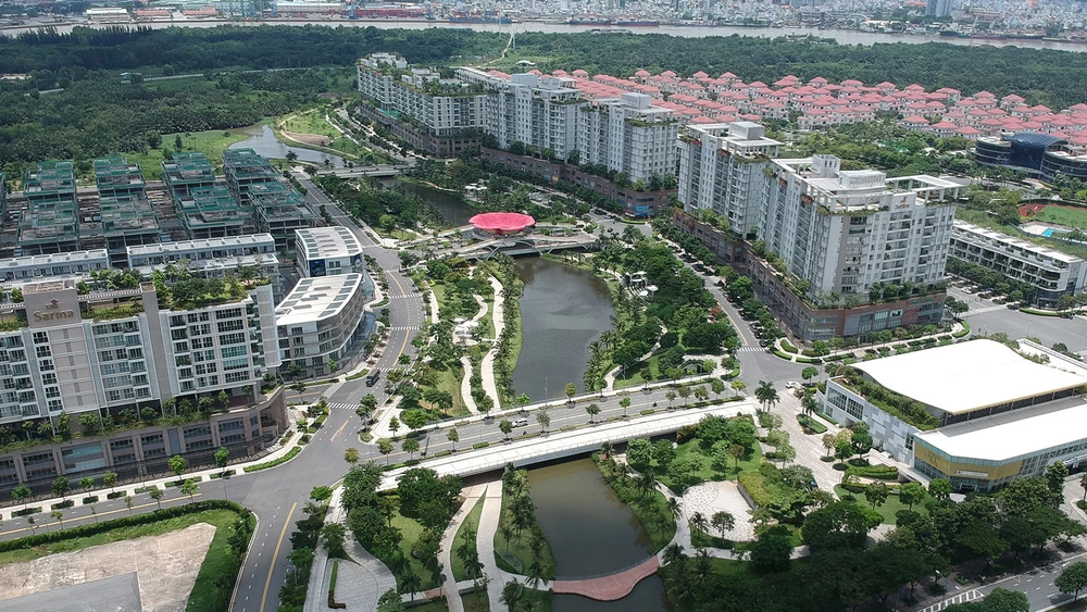 Mảng xanh và không gian sông nước trong khu dân cư tại quận 2. Ảnh: CAO THĂNG