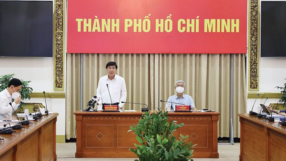  Chủ tịch UBND TPHCM Nguyễn Thành Phong phát biểu tại cuộc họp. Ảnh: Trung tâm Báo chí TPHCM