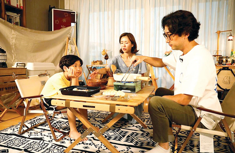Gia đình anh Lee Seung-yoon chuyển căn hộ của mình thành nơi cắm trại dã ngoại