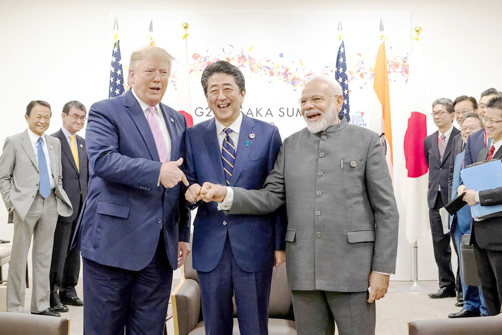 Thủ tướng Nhật Bản Shinzo Abe (giữa) cùng Tổng thống Mỹ Donald Trump và Thủ tướng Ấn Độ Narendra Modi tại Hội nghị G20 ở Osaka, năm 2019