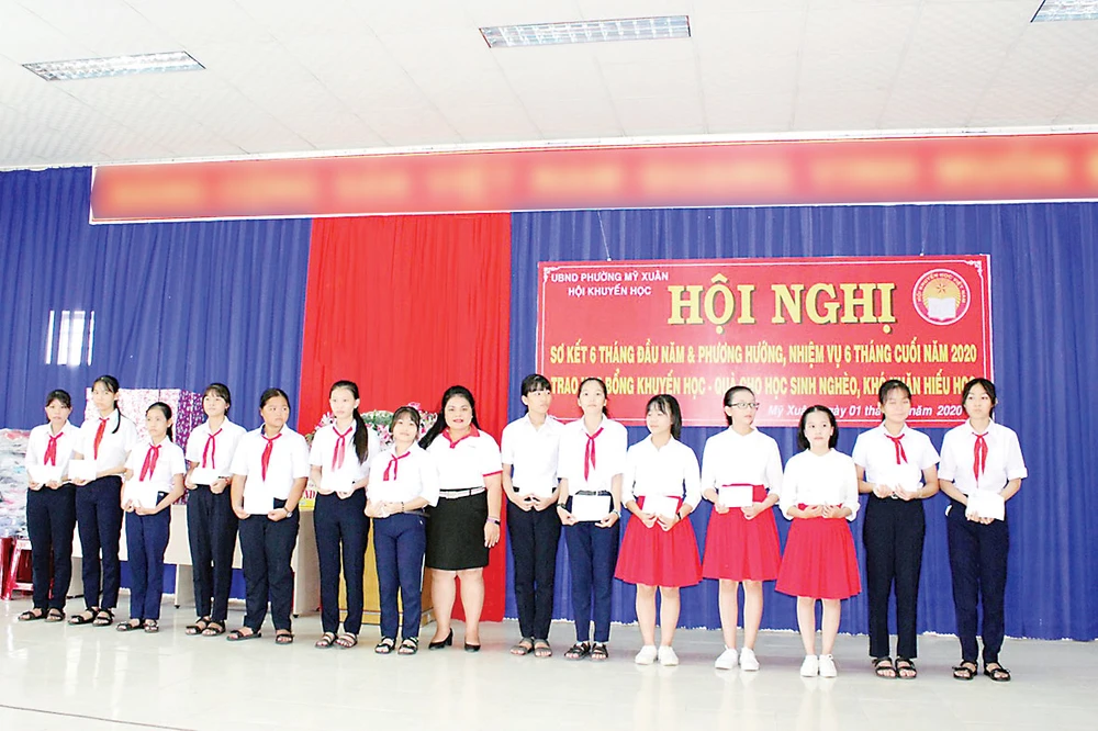 Bà Nguyễn Thu Thủy (Phó Giám đốc đối ngoại Vedan Việt Nam) trao học bổng cho các em học sinh phường Mỹ Xuân, thị xã Phú Mỹ