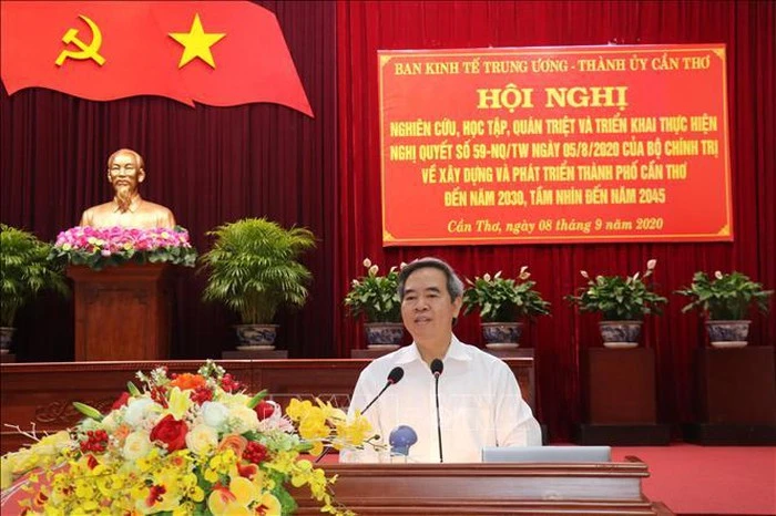 Đồng chí Nguyễn Văn Bình, Ủy viên Bộ Chính trị, Bí thư Trung ương Đảng, Trưởng Ban Kinh tế Trung ương phát biểu tại hội nghị