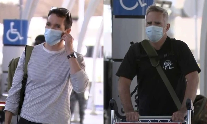 Phóng viên Bill Birtles (trái) và Michael Smith tại sân bay ở Sydney, Australia, sáng 8-9. Ảnh: AP.