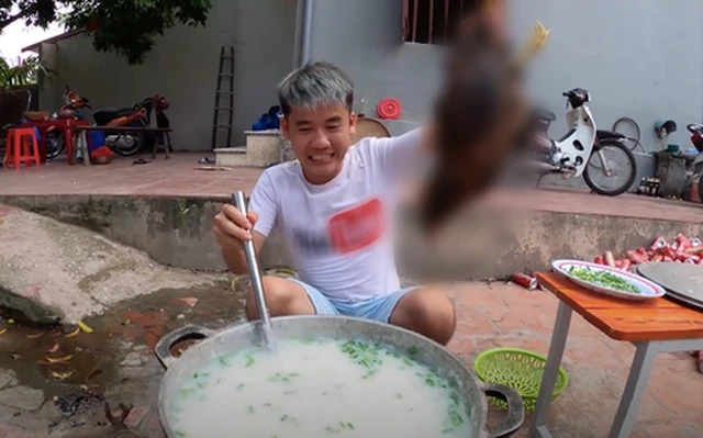 Hưng Vlog bị xử phạt 7,5 triệu đồng vì đăng tải video nấu cháo gà còn nguyên lông