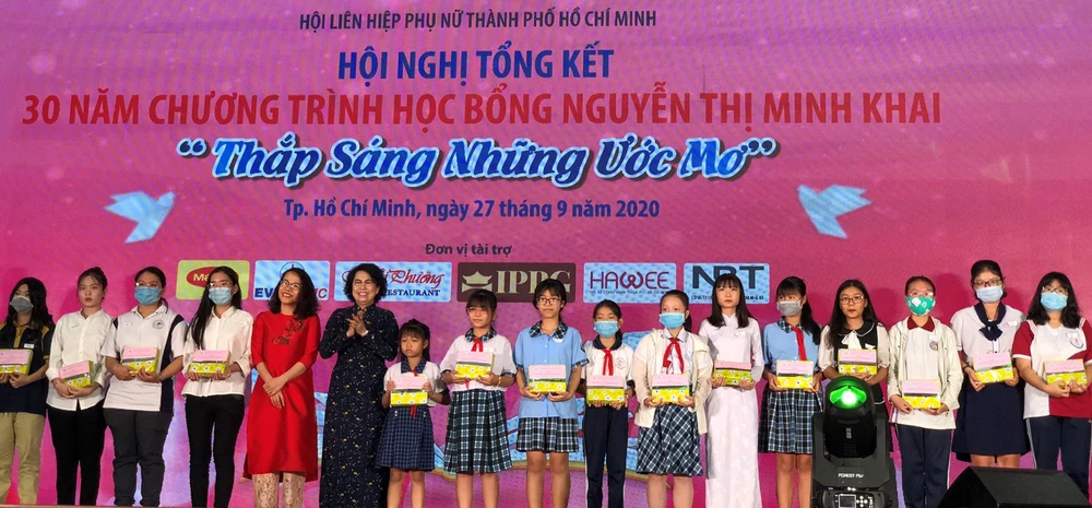 Trao học bổng cho nữ sinh và con công nhân khó khăn